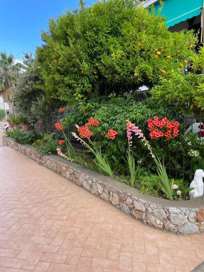 Apartment Aurora & Nicole Ideal Per Biker Con Terazza Vista Mare Parcheggio E Wi-Fi Gratuiti Пьетра-Лигуре Экстерьер фото